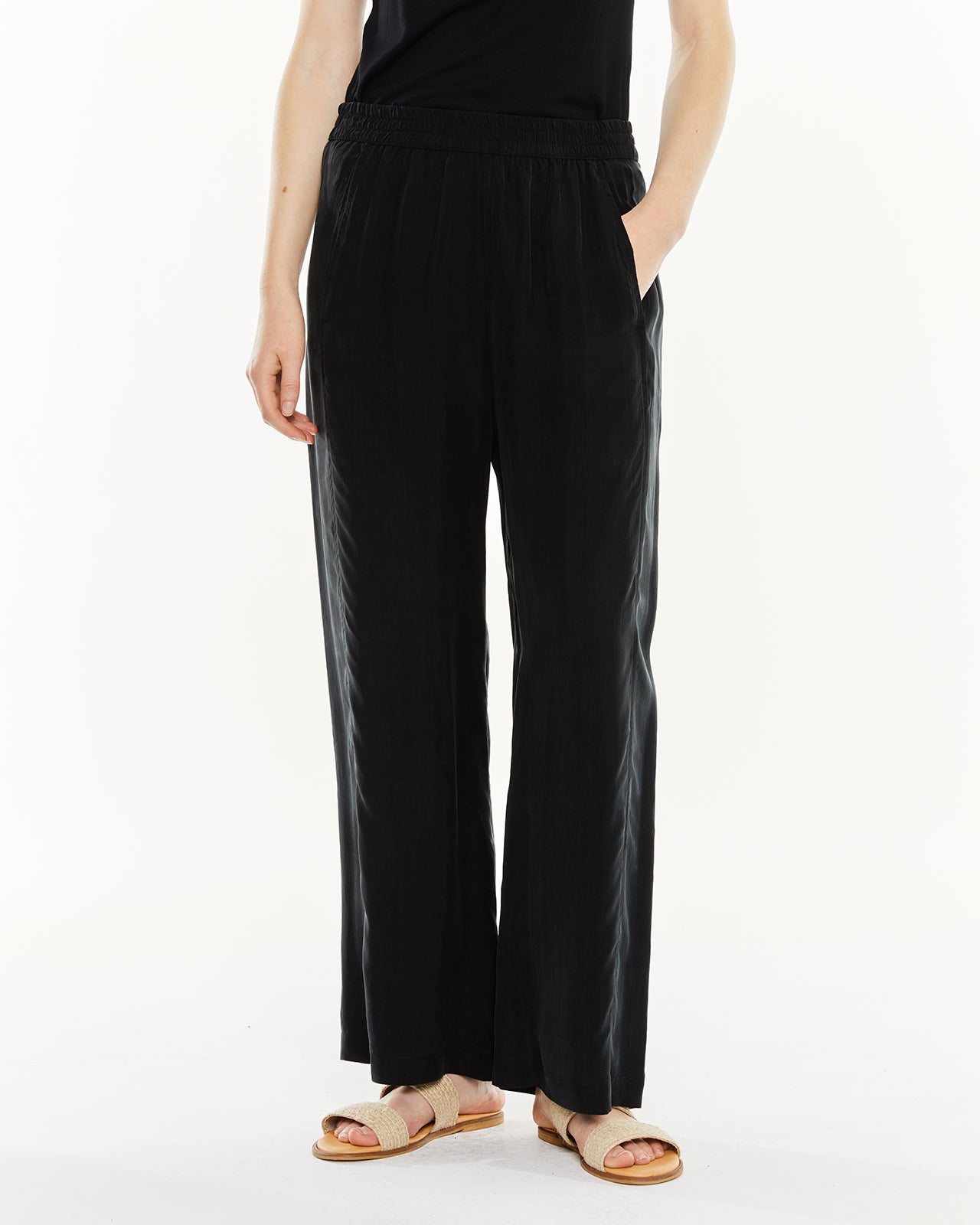 Pantalón largo con goma en la cintura y tejido de cupro