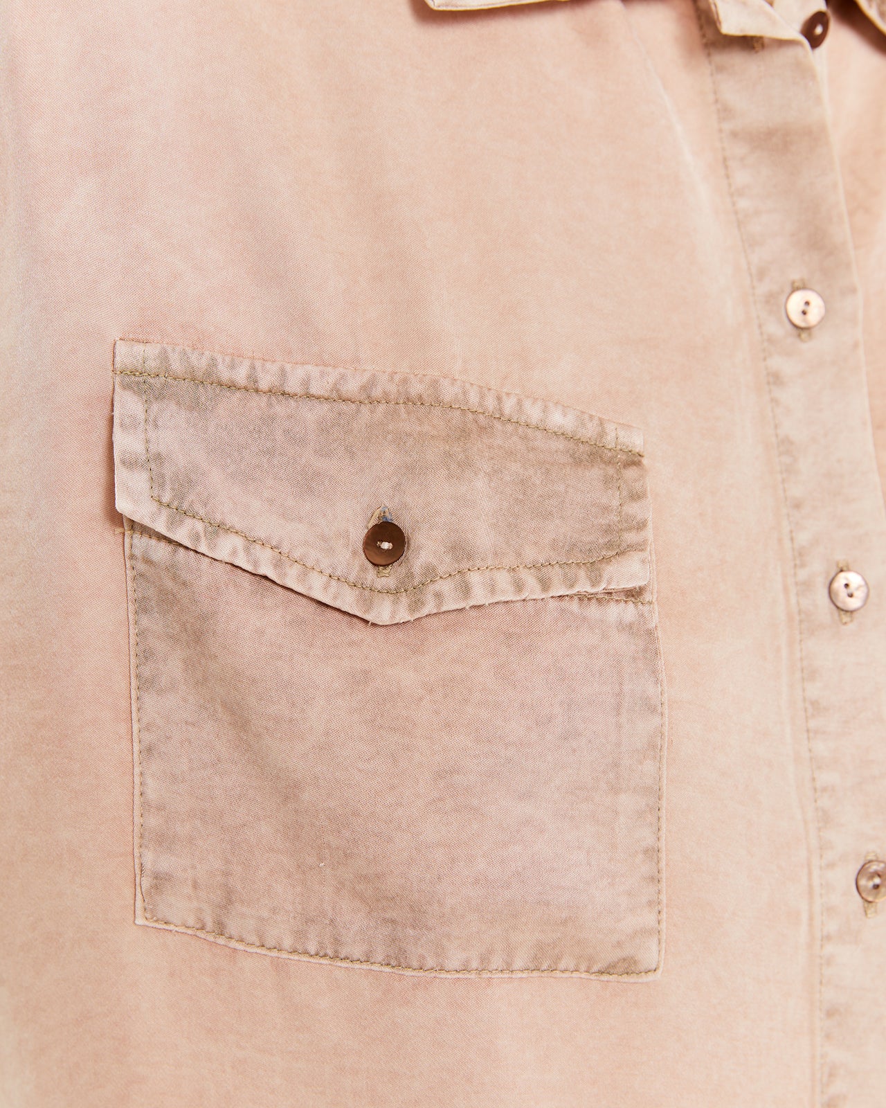 Camisa bolsillos efecto desgastado