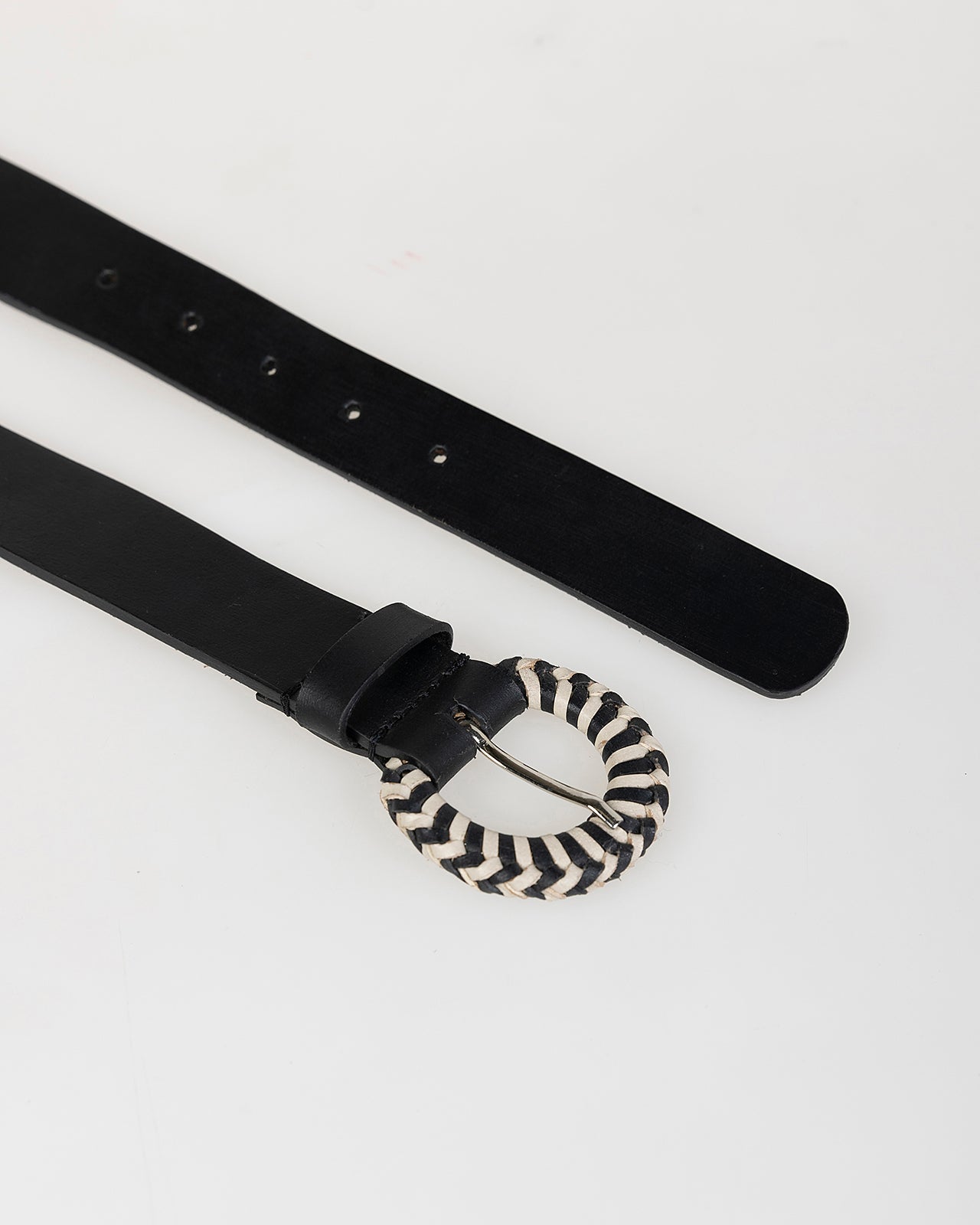 Cinturón negro con hebilla bicolor