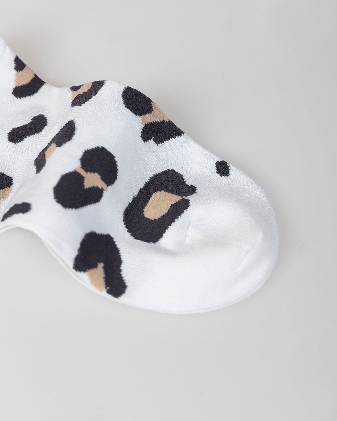 Calcetines con manchas de leopardo