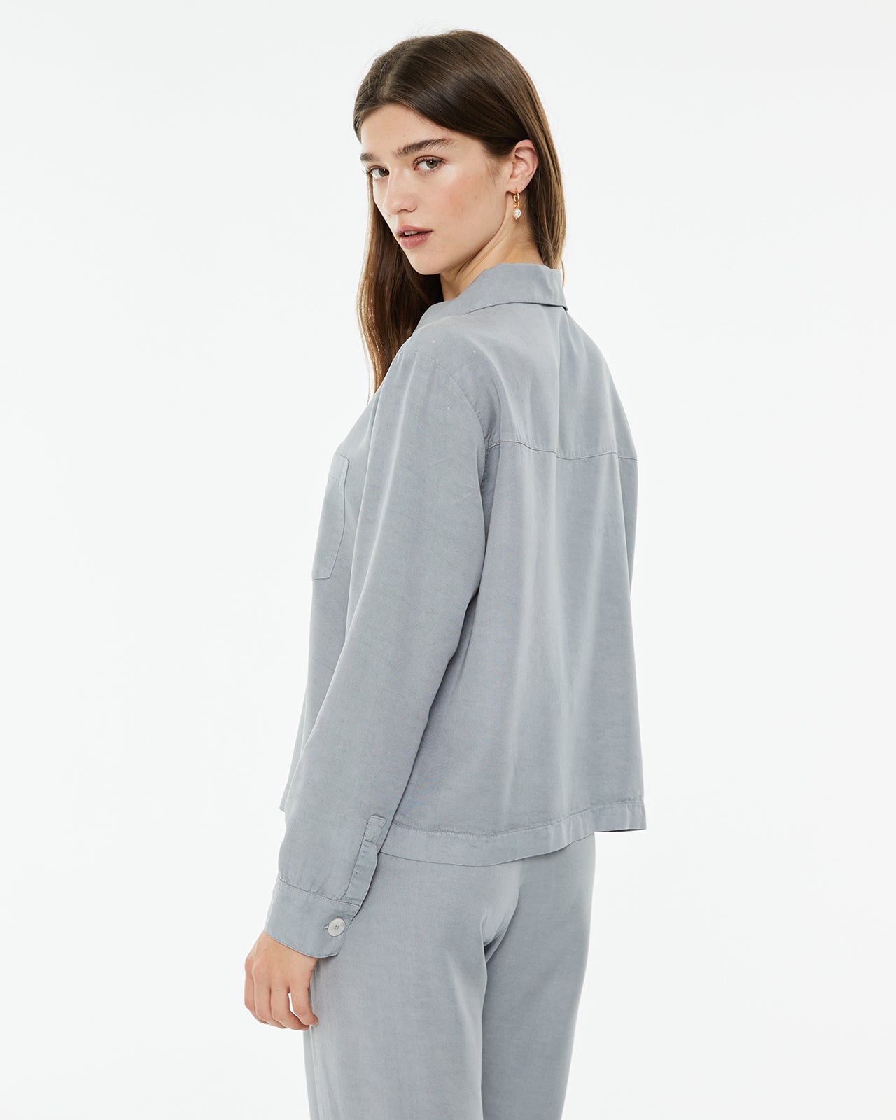 Chaqueta fluida con cuello camisero y bolsillo delantero