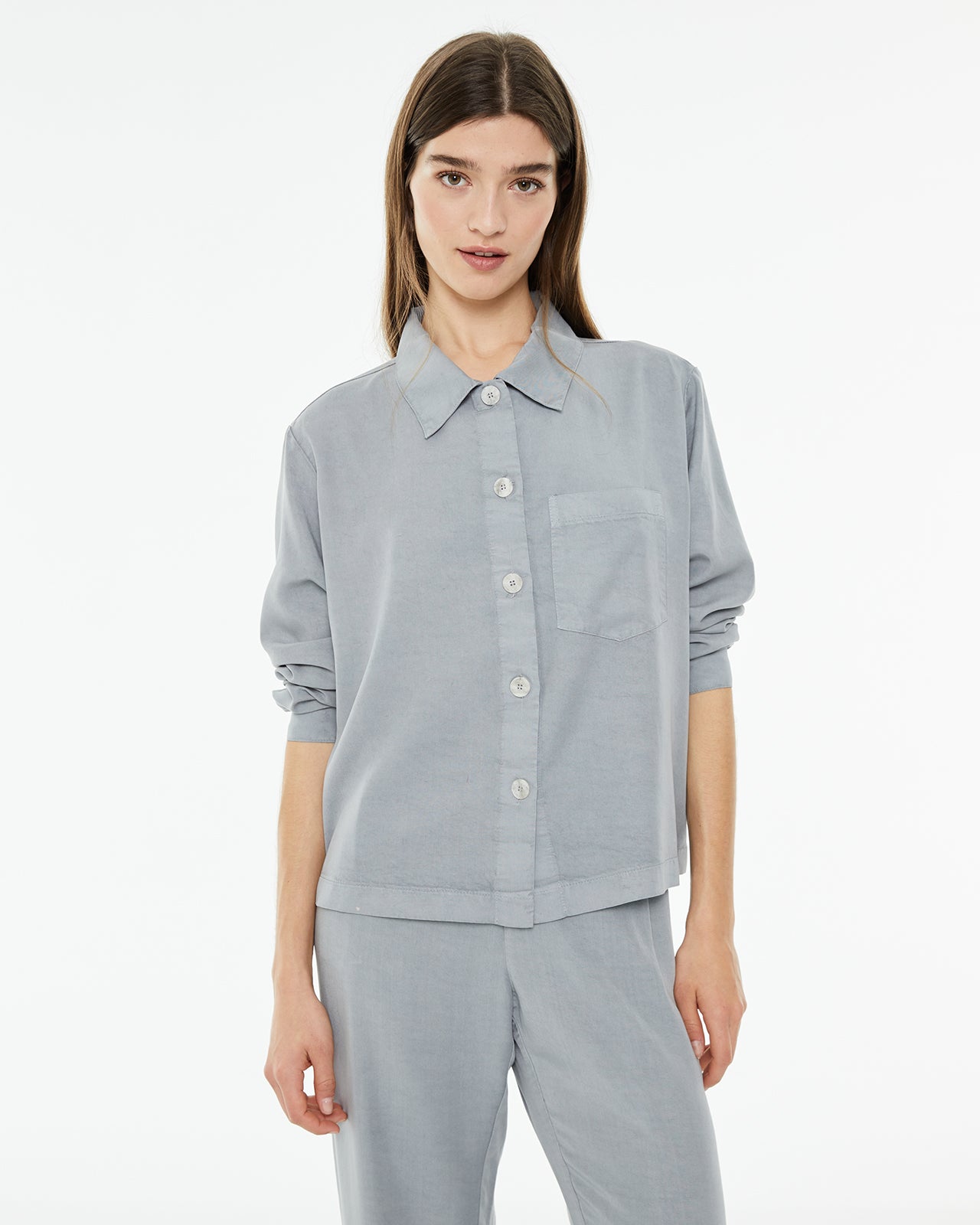 Chaqueta fluida con cuello camisero y bolsillo delantero
