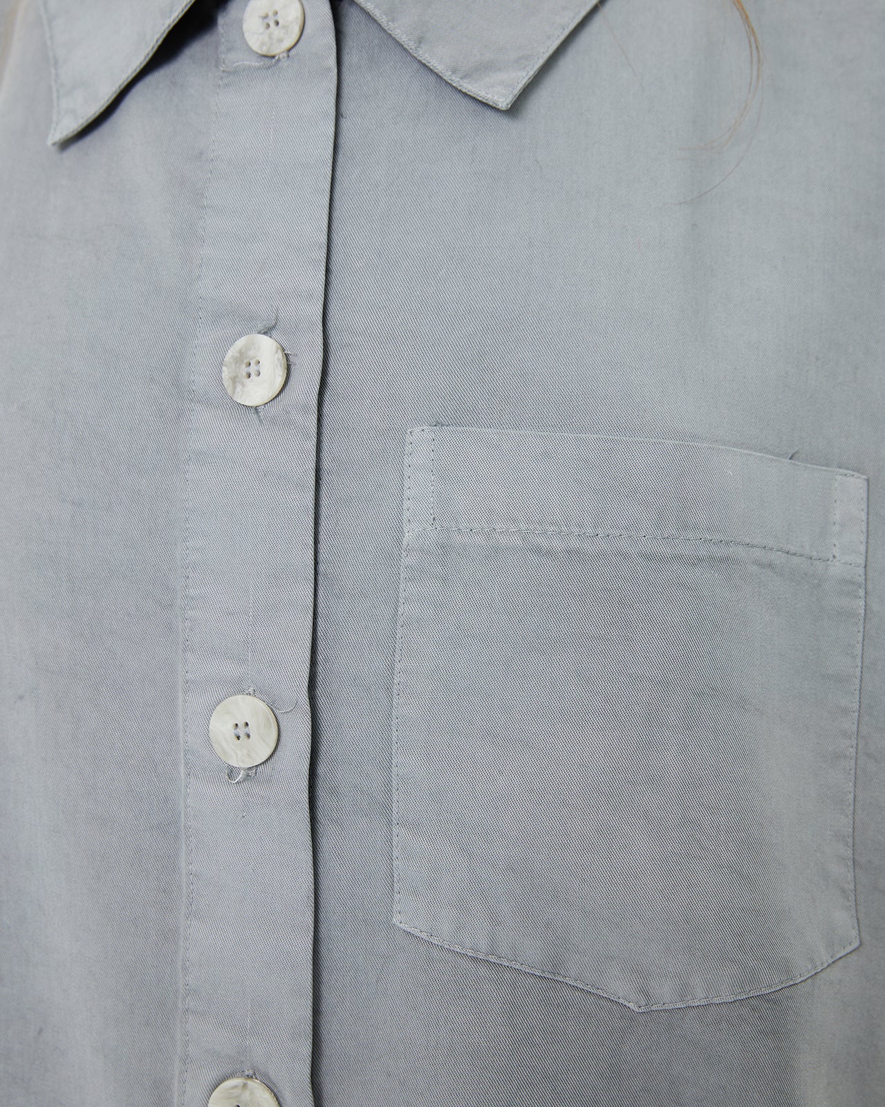 Chaqueta fluida con cuello camisero y bolsillo delantero