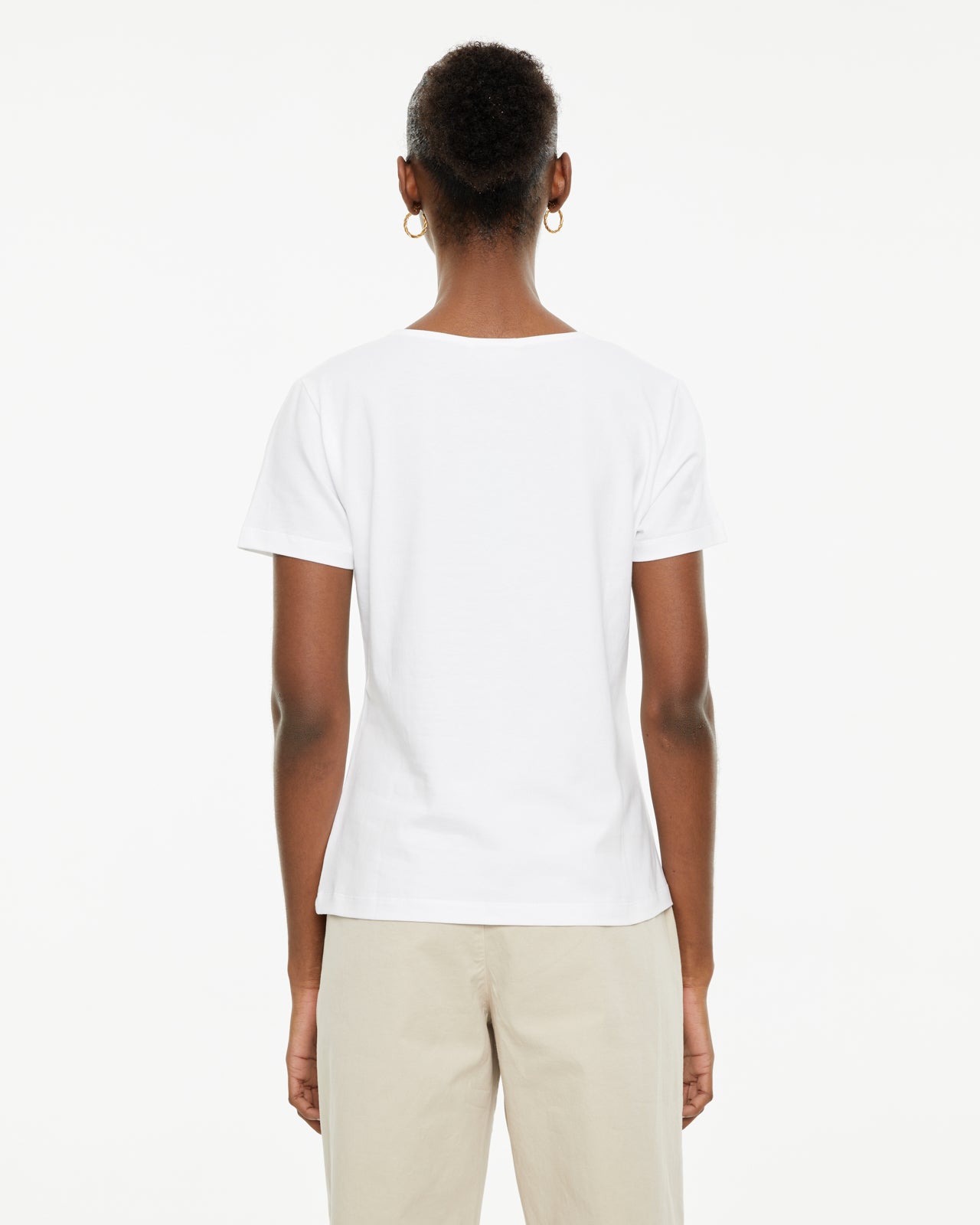 Camiseta ajustada manga corta con detalle encaje en escote pico