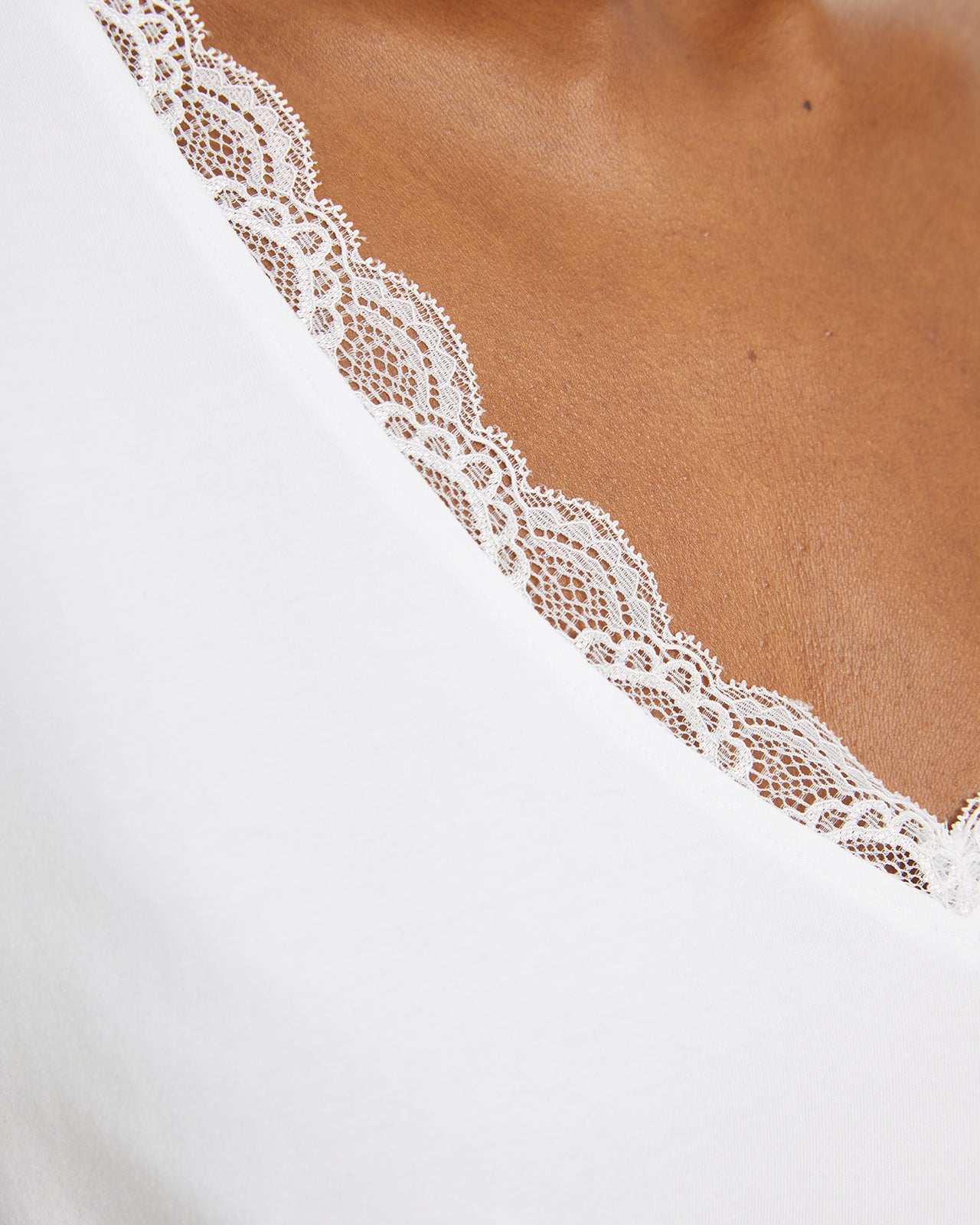 Camiseta ajustada manga corta con detalle encaje en escote pico