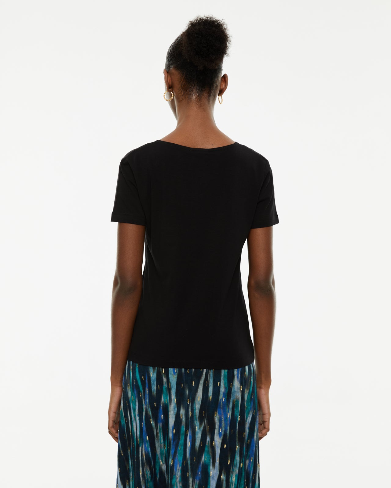Camiseta ajustada manga corta con detalle encaje en escote pico