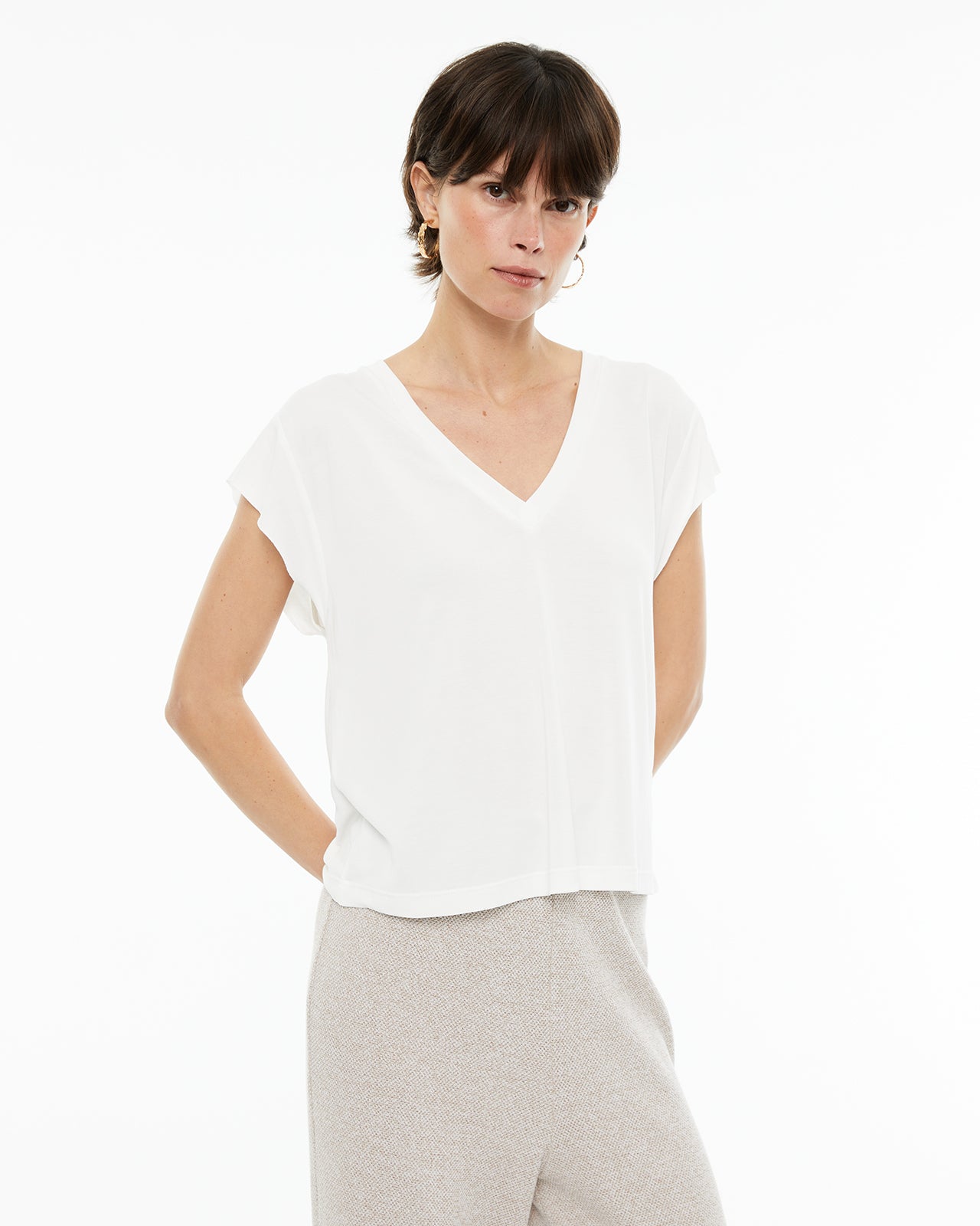 Camiseta fluida oversize escote pico sin mangas