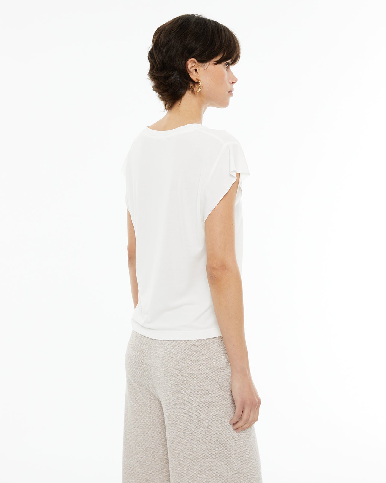 Camiseta fluida oversize escote pico sin mangas