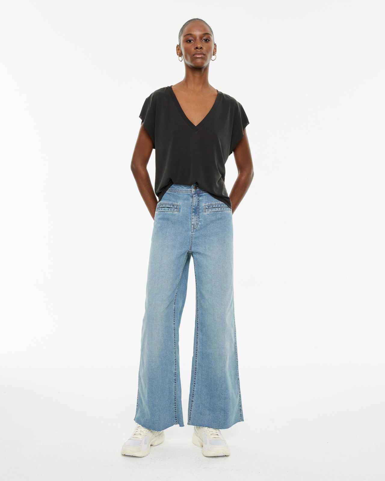Camiseta fluida oversize escote pico sin mangas