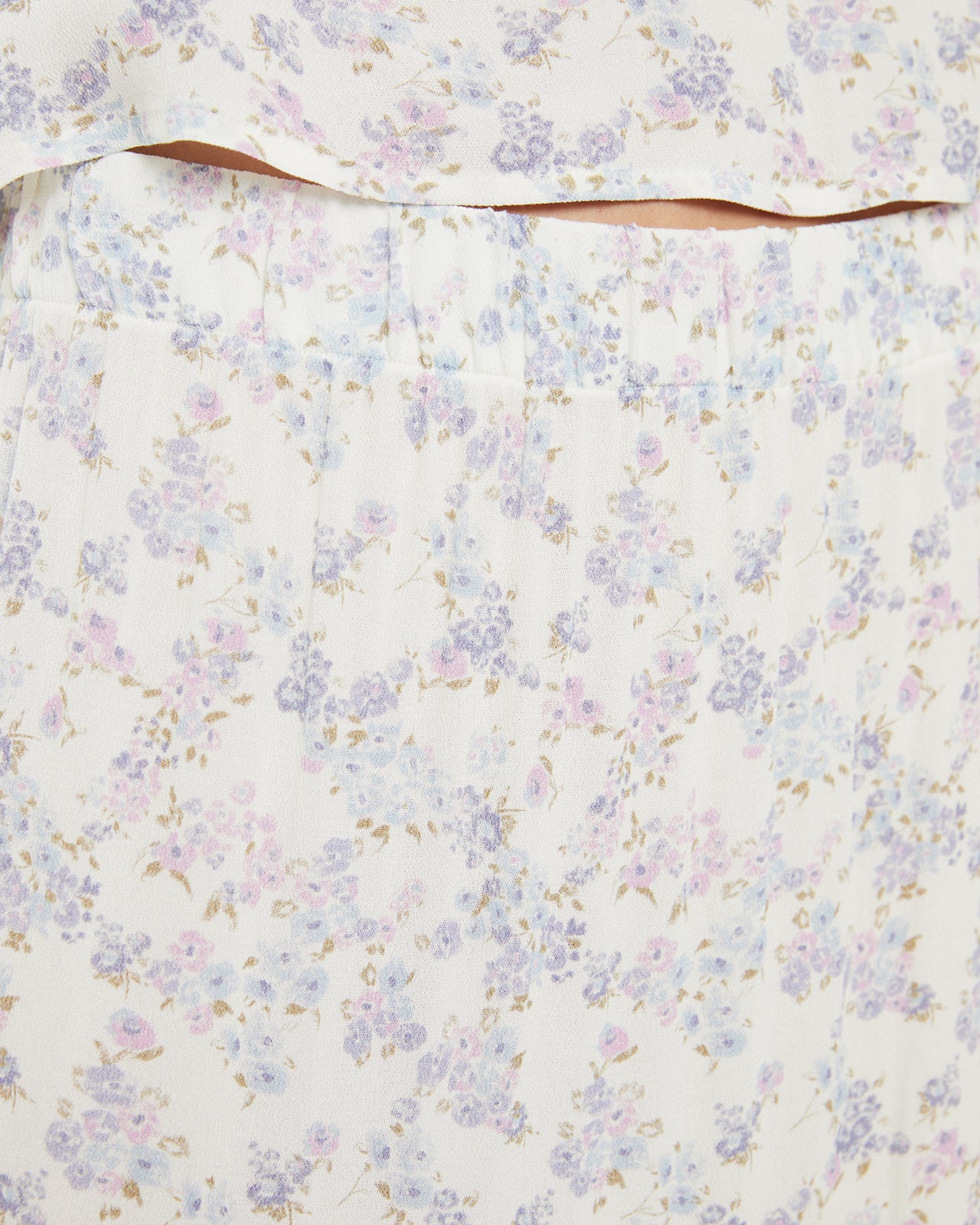 Falda midi con estampado de flores y volantes