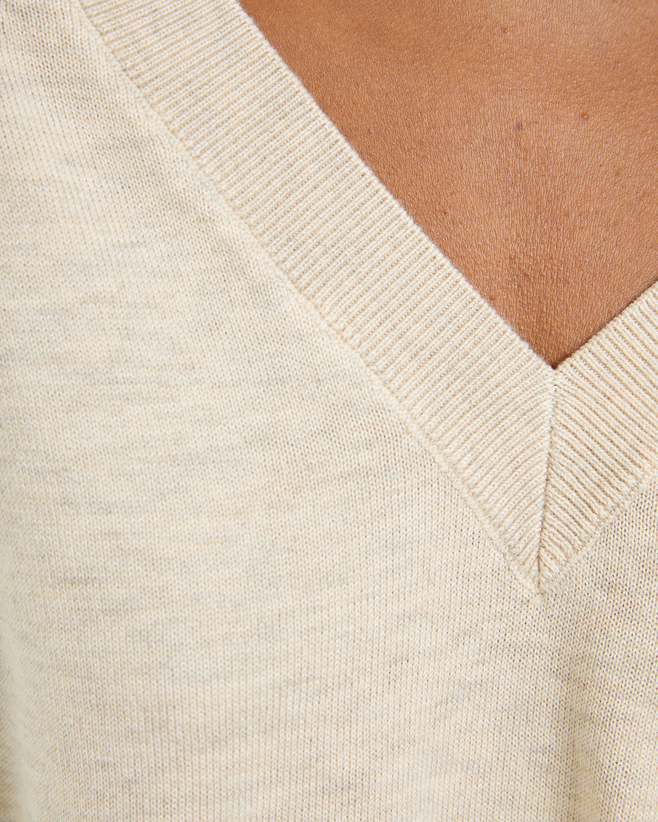 Jersey básico con lana cuello pico