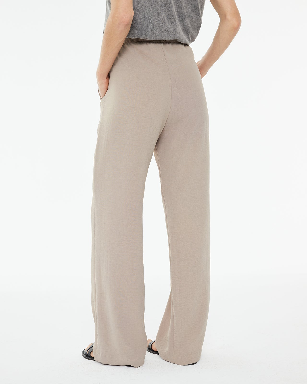 Pantalón fluido con goma en cintura y pinzas delanteras