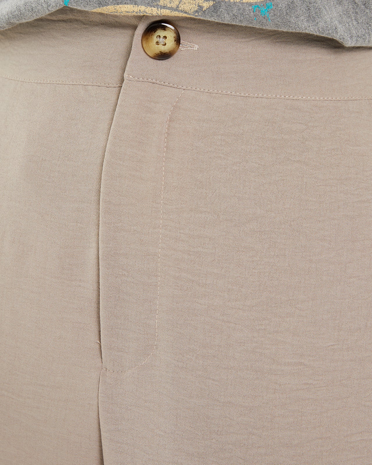 Pantalón fluido con goma en cintura y pinzas delanteras