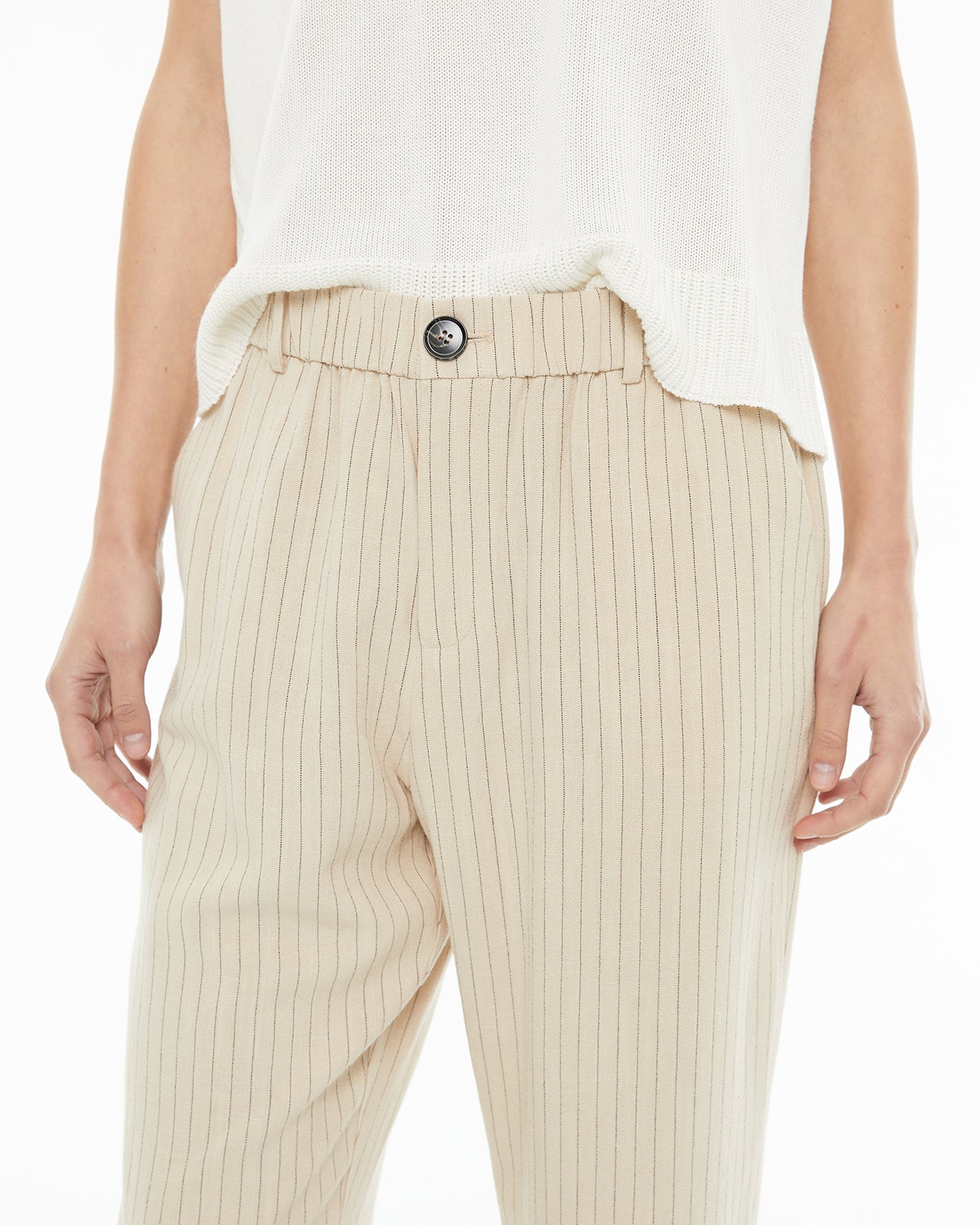 Pantalón raya diplomática recto con bolsillos laterales