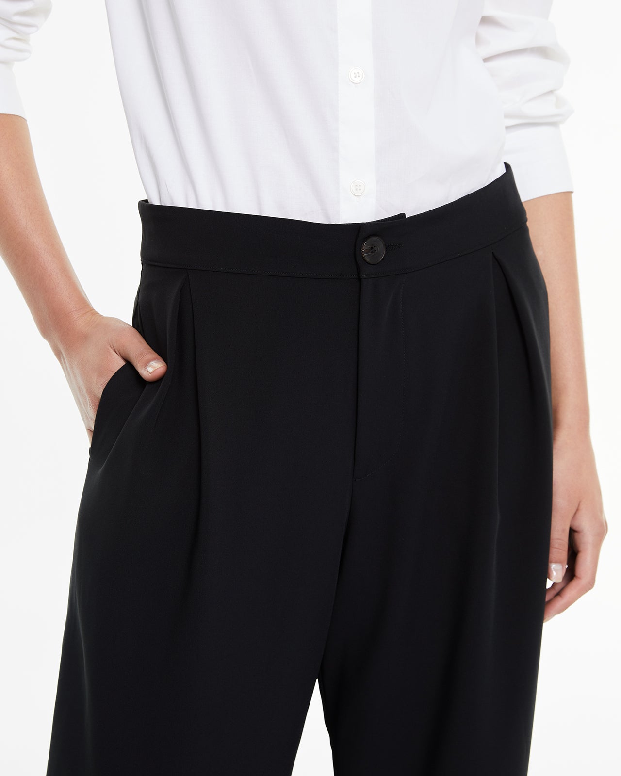 Pantalón negro de traje con pinzas en el delantero