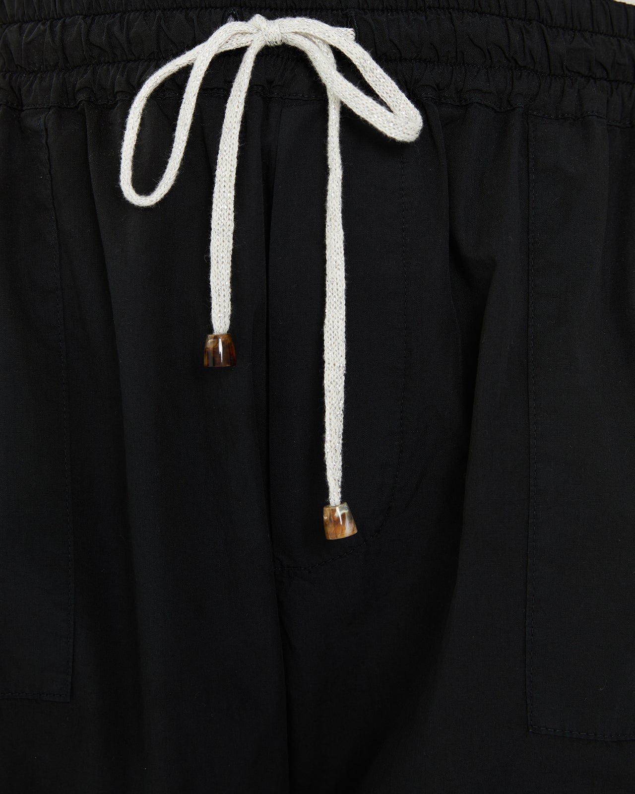 Pantalón recto con bolsillos plastrón