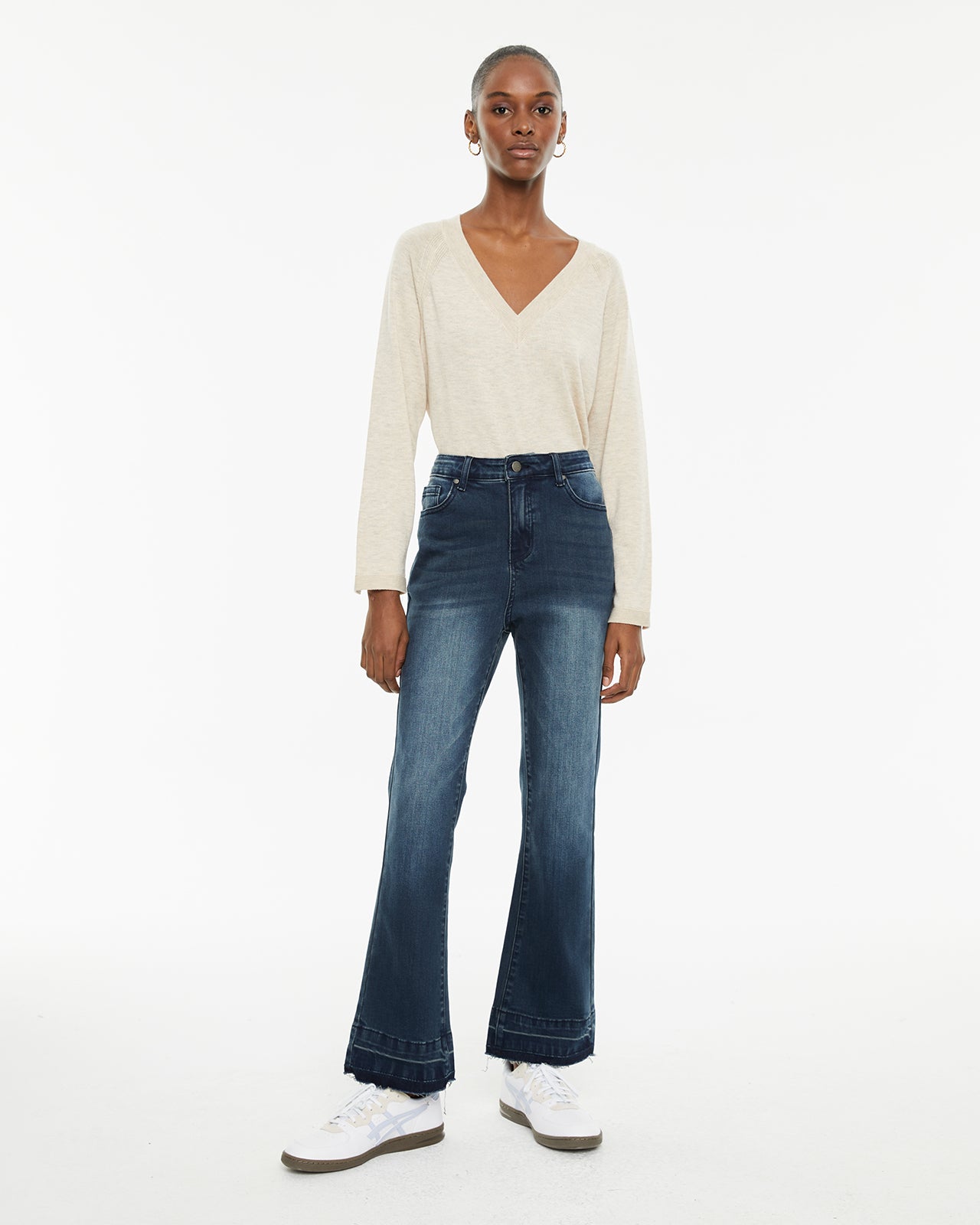 Jeans acampanados de tiro medio con bolsillos delanteros