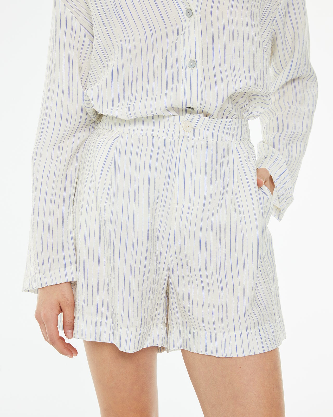 Short rayas azules con bolsillos laterales