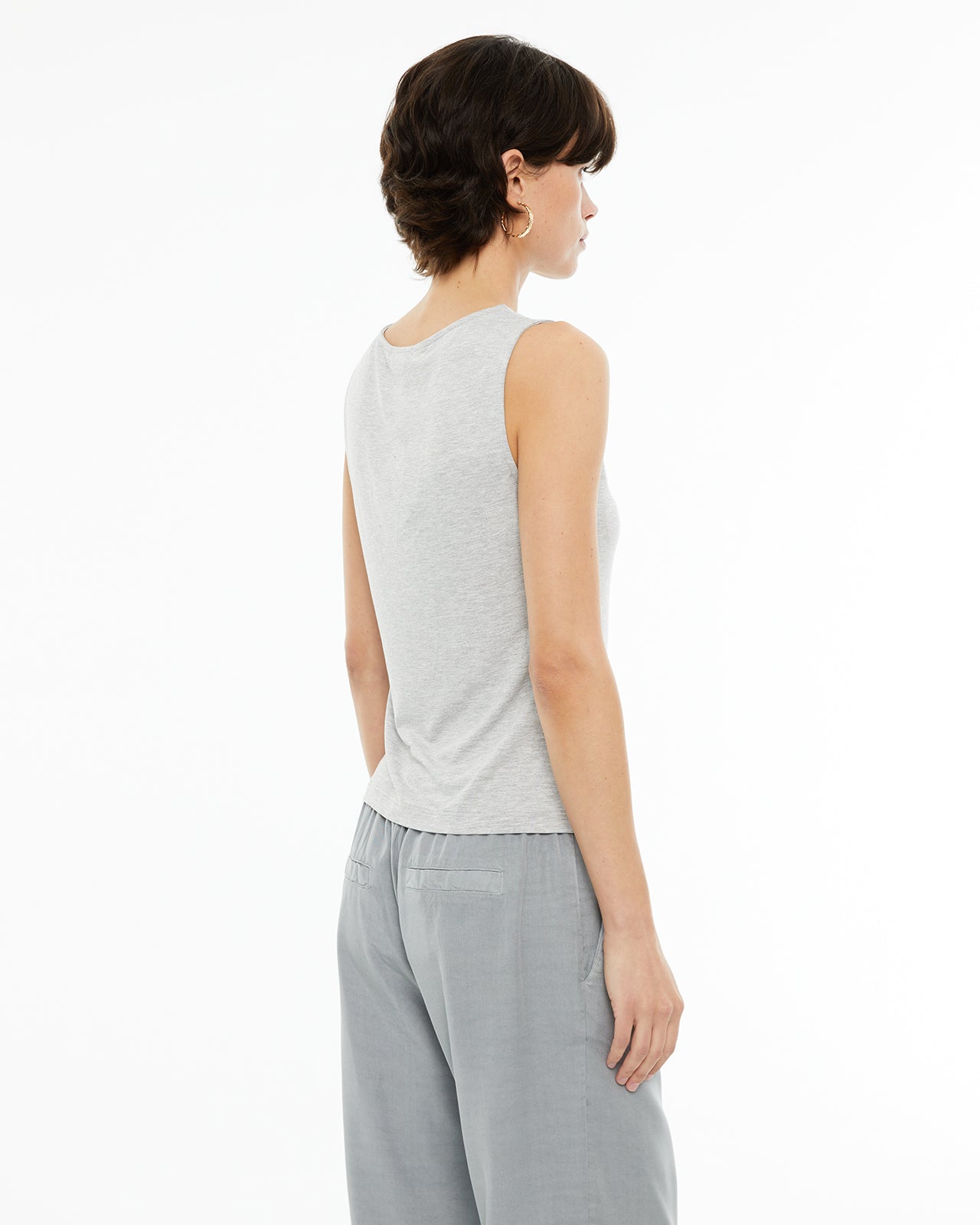 Top ajustado sin mangas detalle cut-out en hombro