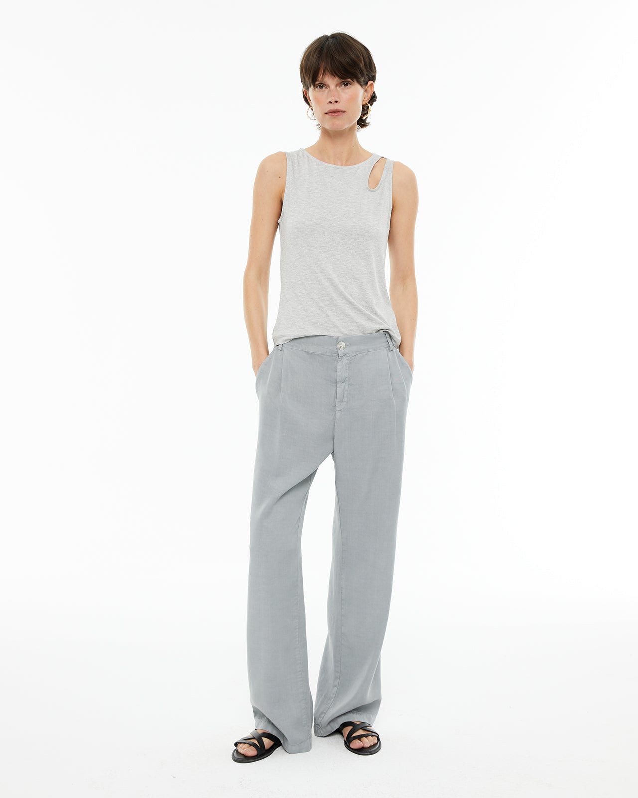 Top ajustado sin mangas detalle cut-out en hombro