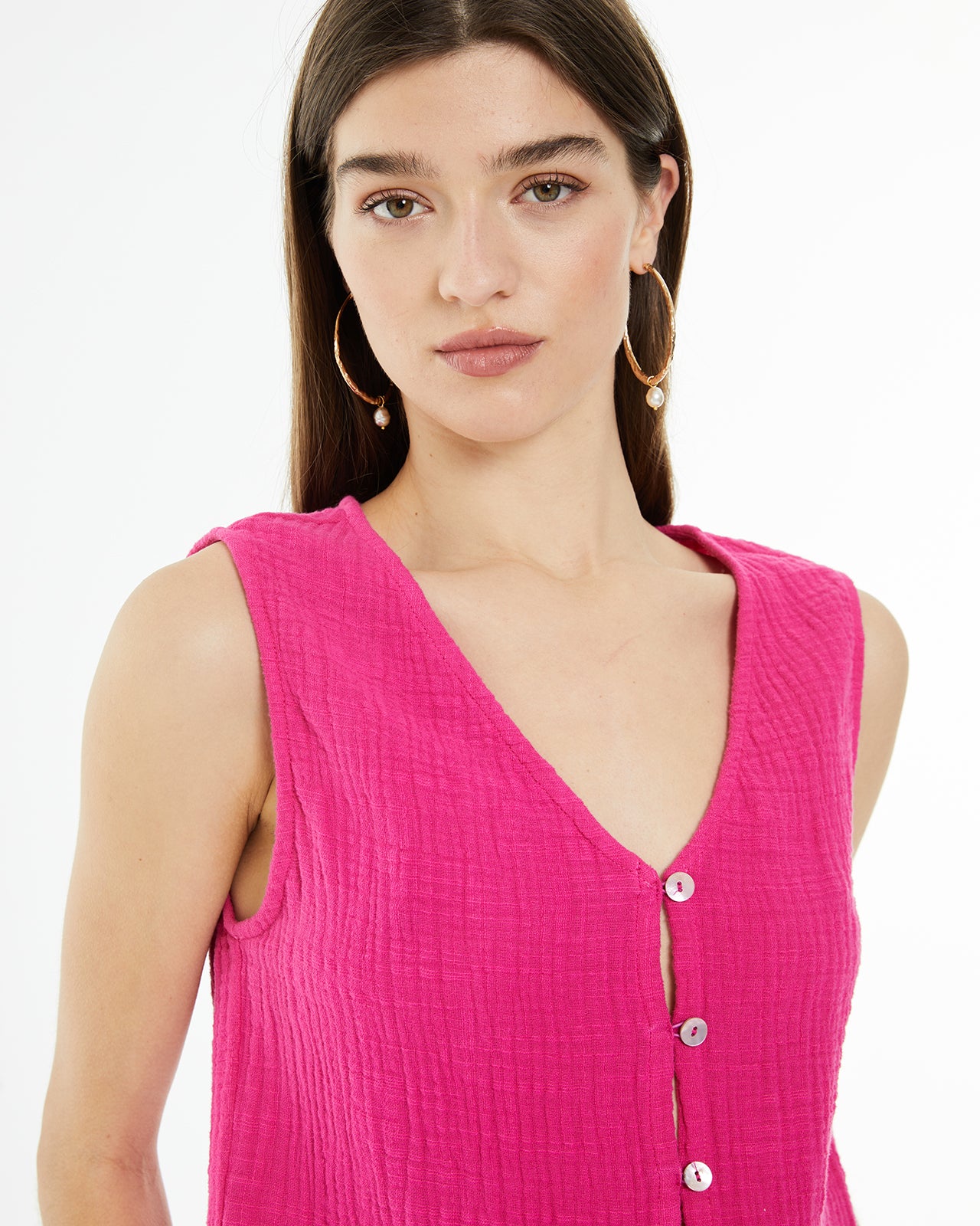 Top de tirantes cuello pico con cierre botones delanteros