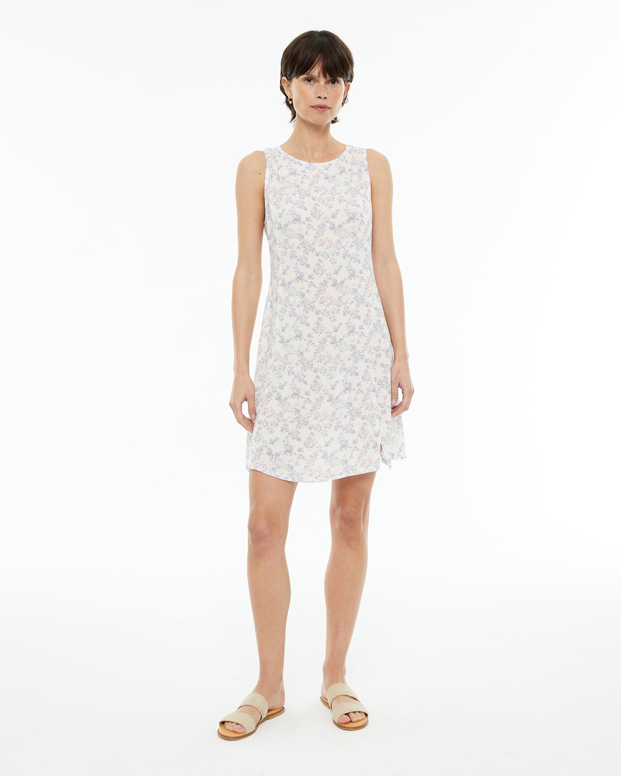 Vestido corto estampado floral costadillos en cuerpo