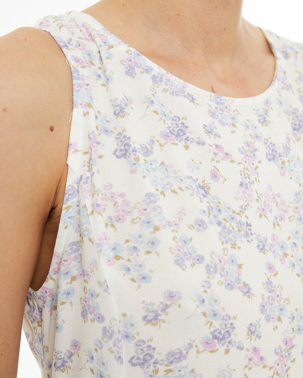 Vestido corto estampado floral costadillos en cuerpo
