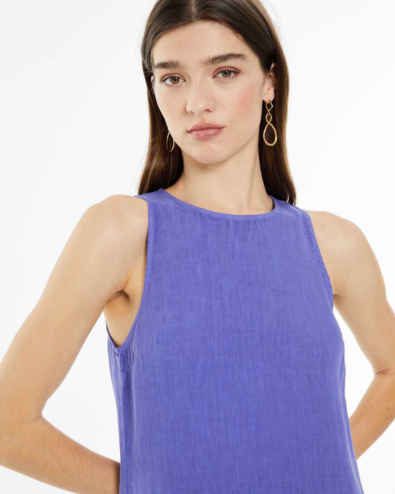 Vestido midi de lino sin mangas con cuello redondo