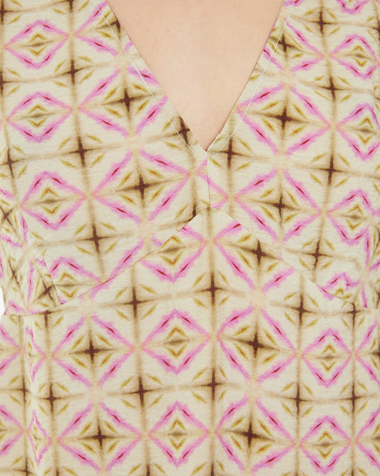 Vestido corto estampado geométrico corte bajo pecho
