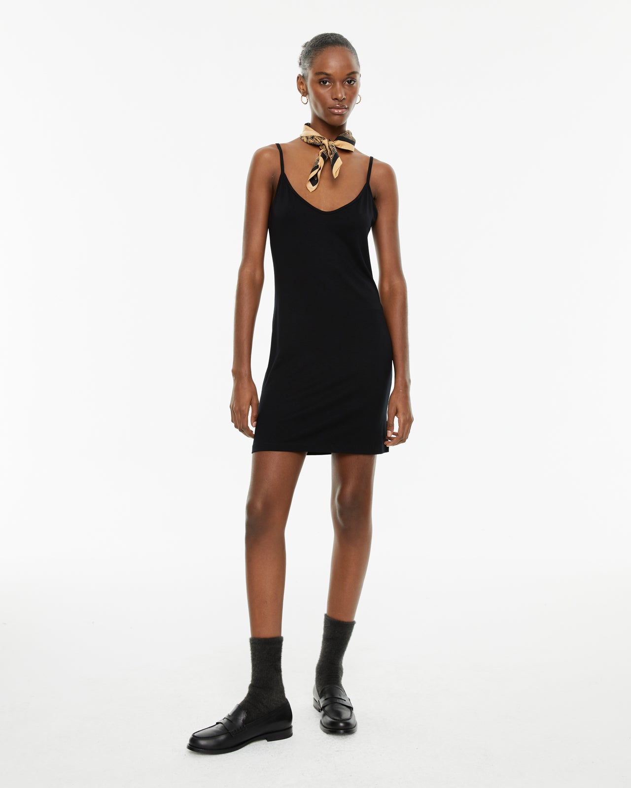 Vestido corto ajustado con tirantes