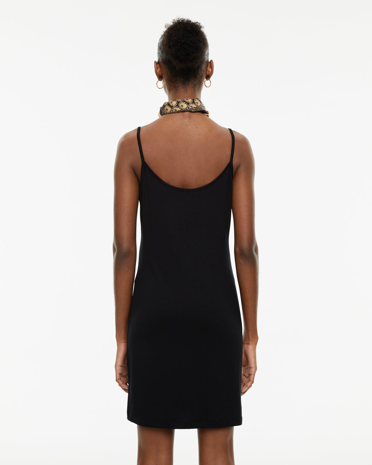 Vestido corto ajustado con tirantes
