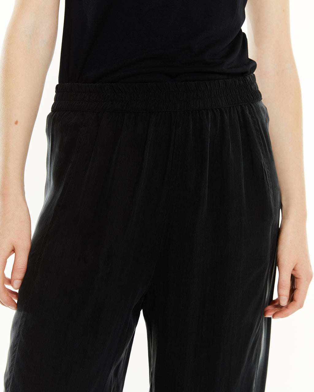Pantalón largo con goma en la cintura y tejido de cupro