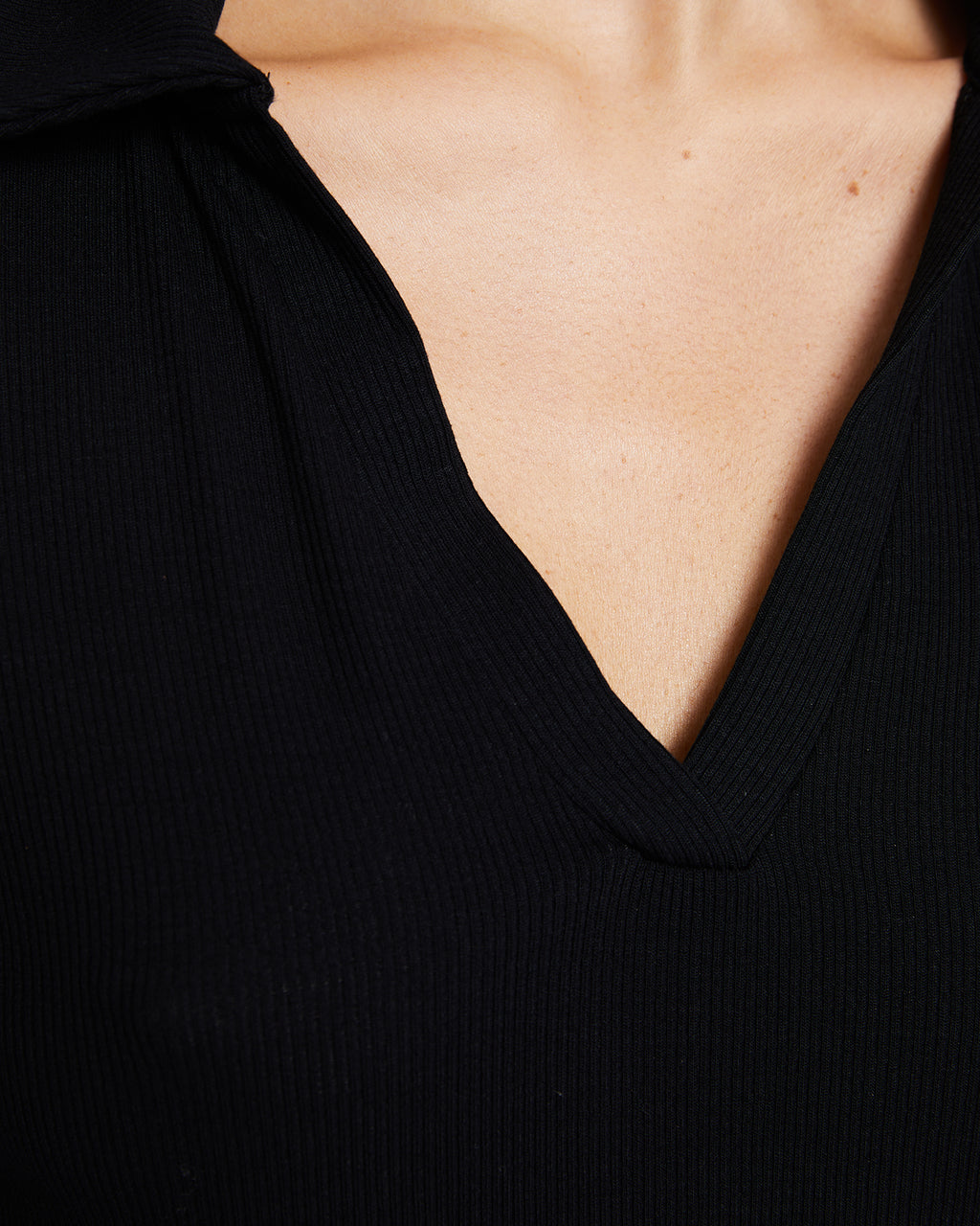 Camiseta de canalé con cuello pico