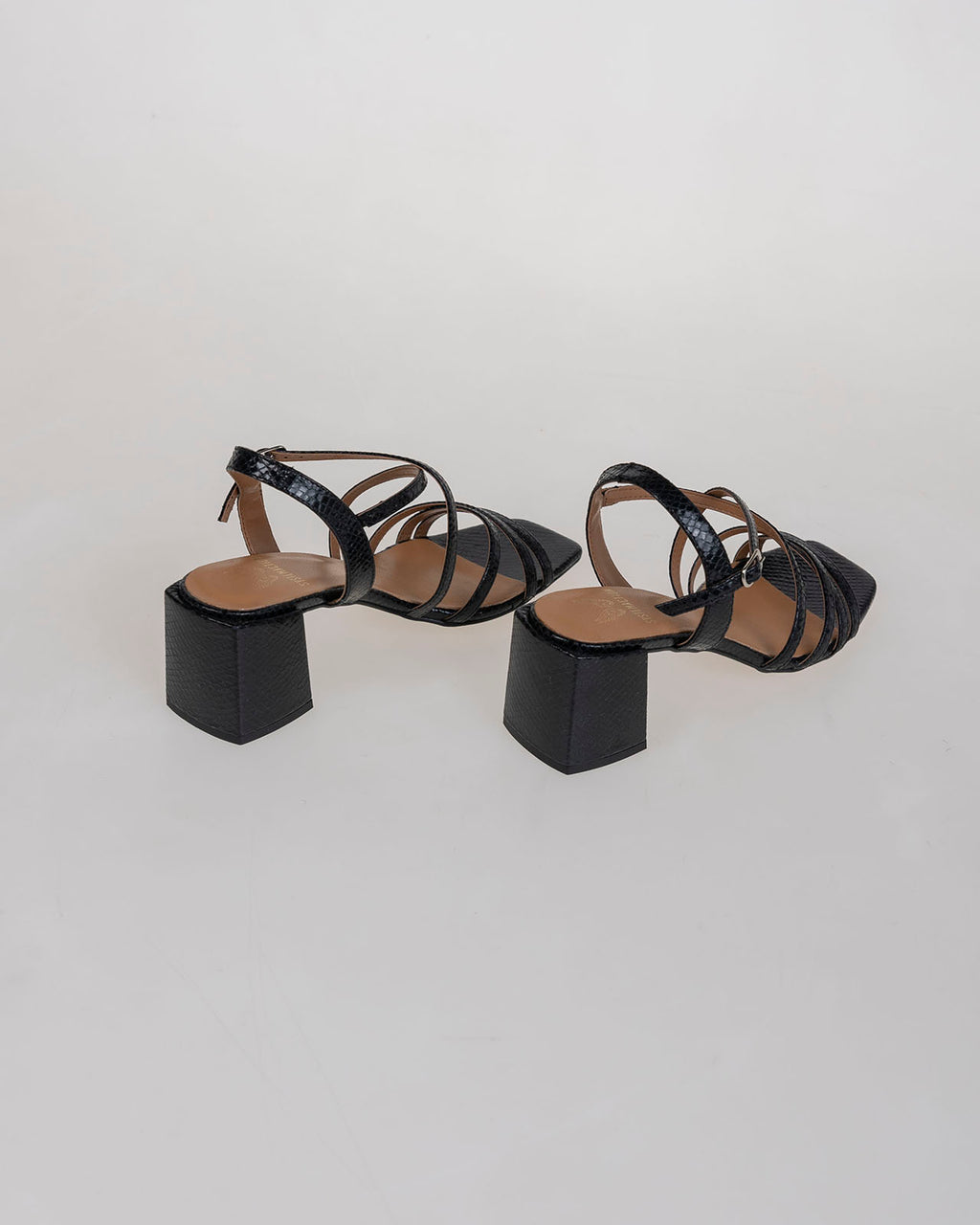 Sandalia negra con tiras de piel