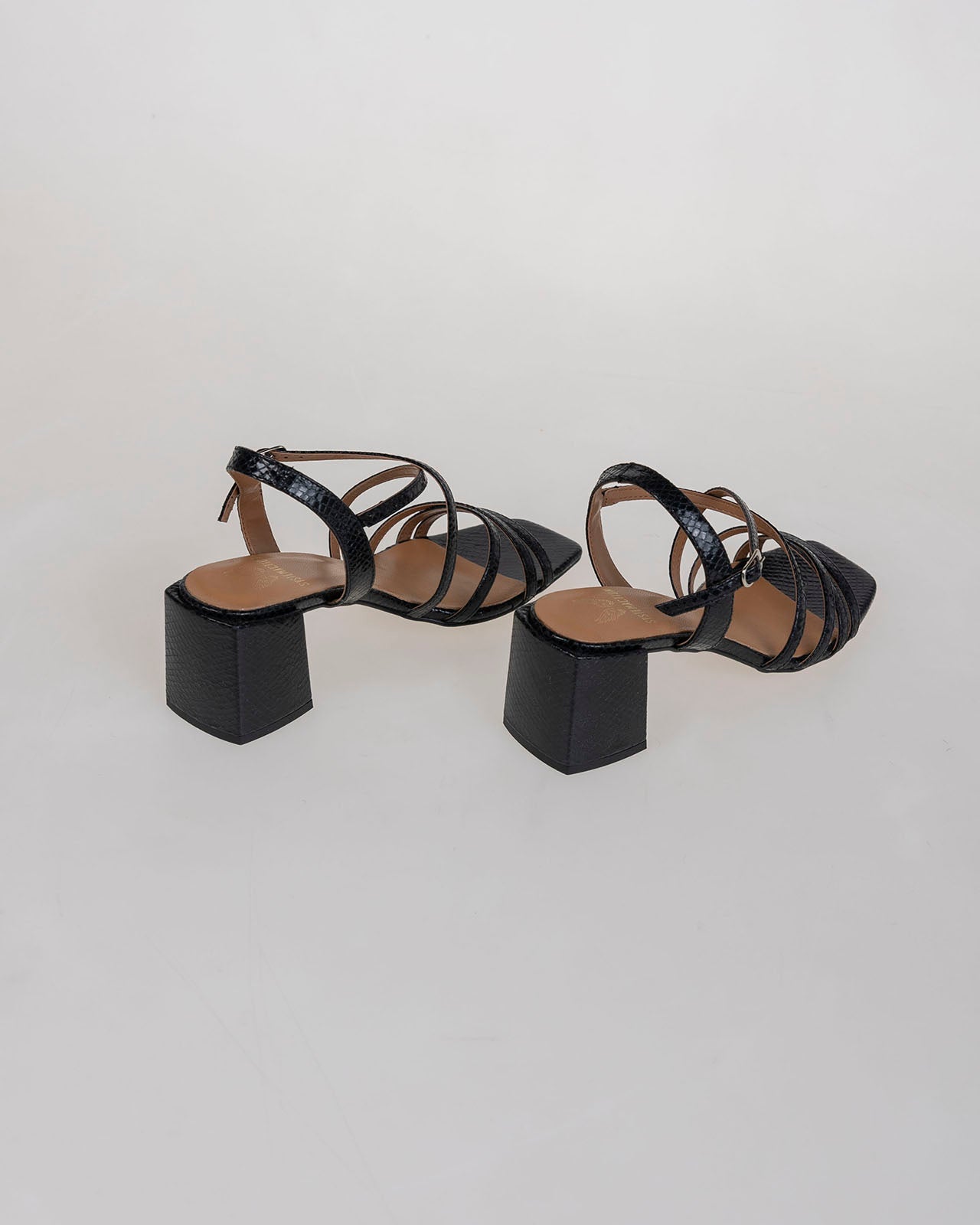 Sandalia negra con tiras de piel