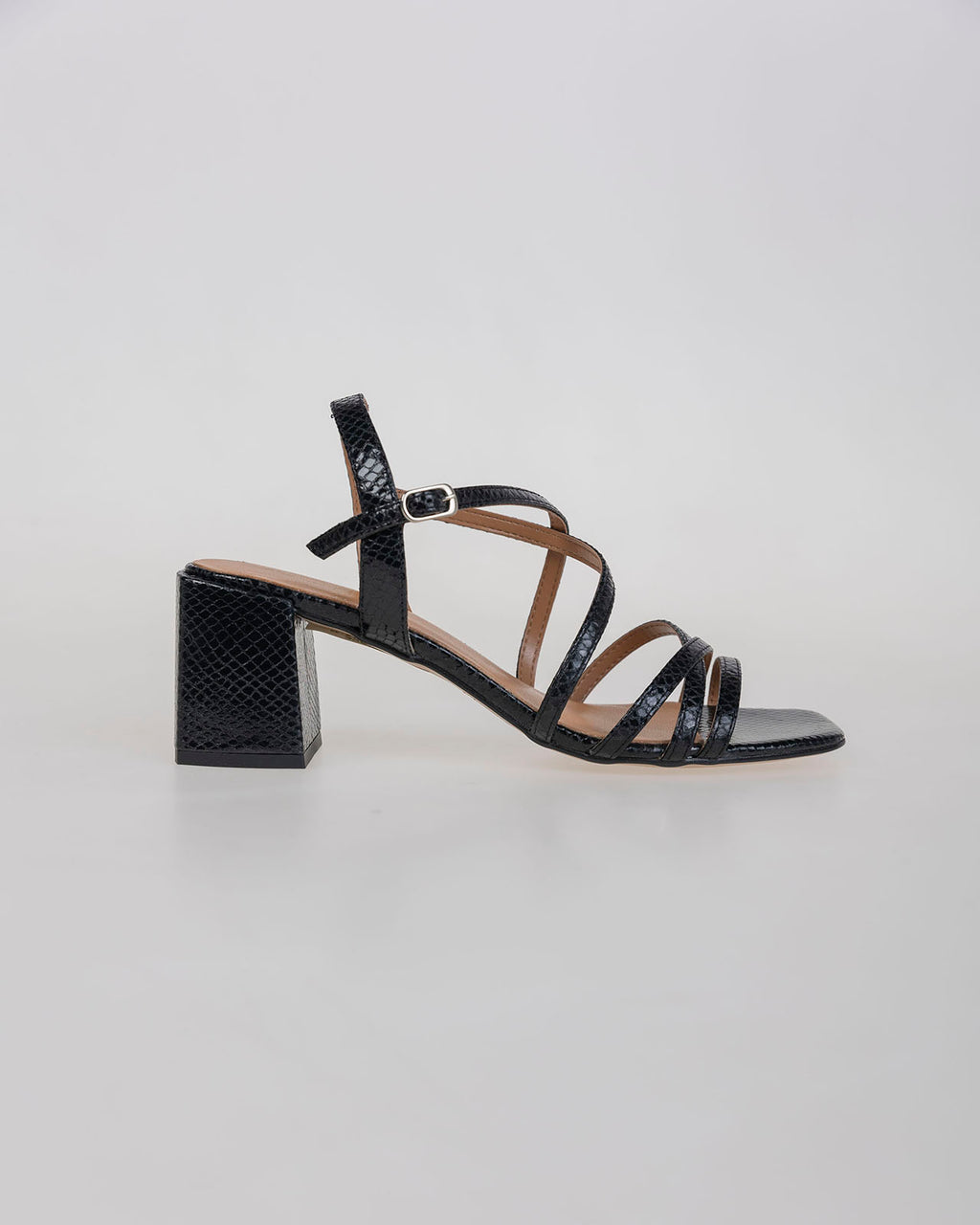 Sandalia negra con tiras de piel