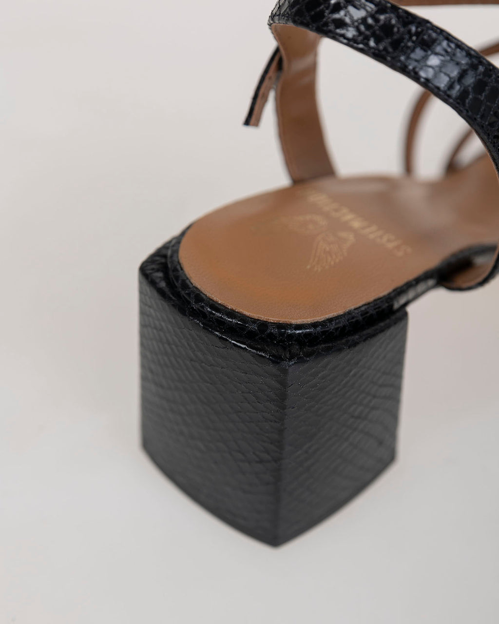 Sandalia negra con tiras de piel