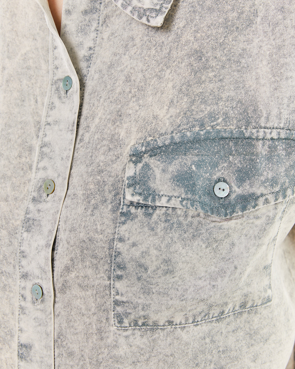 Camisa bolsillos efecto desgastado