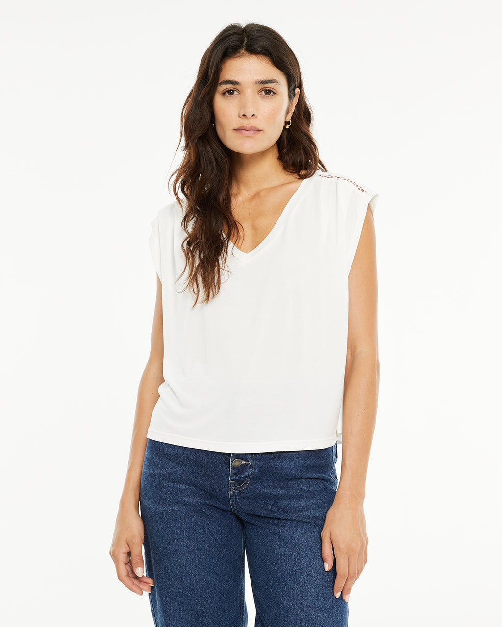 Camiseta pico con el detalle de enredos