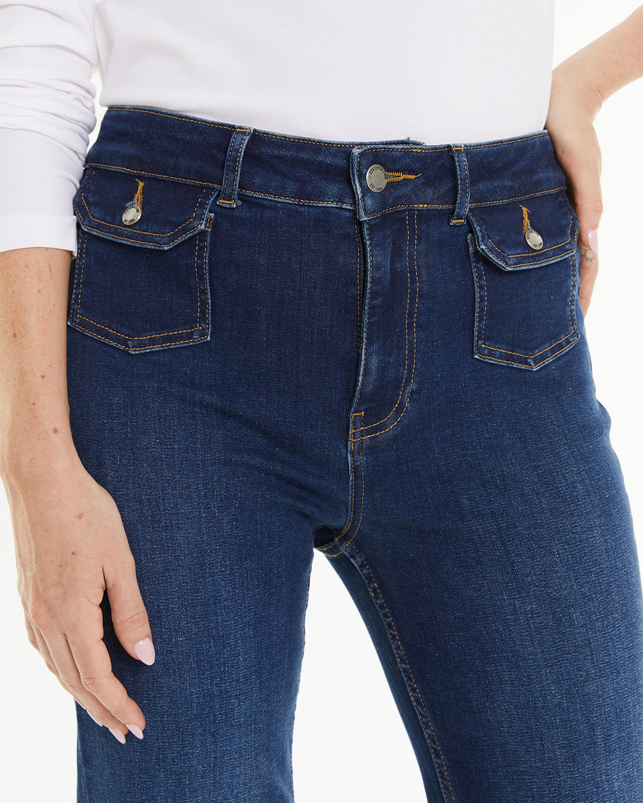 Pantalón denim bolsillos plastrón