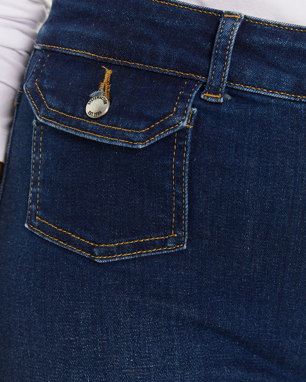 Pantalón denim bolsillos plastrón