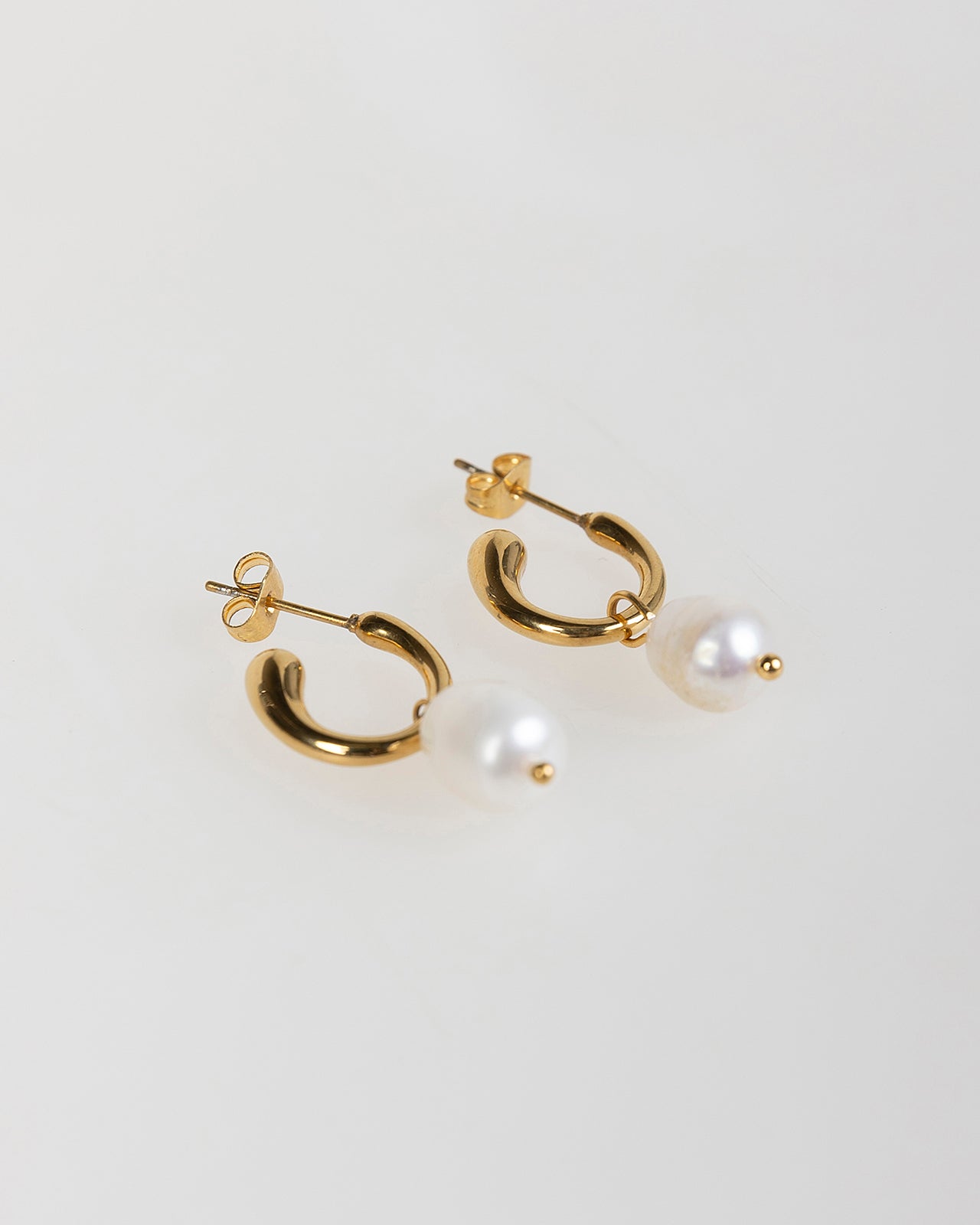 Pendientes de aro pequeño con perla