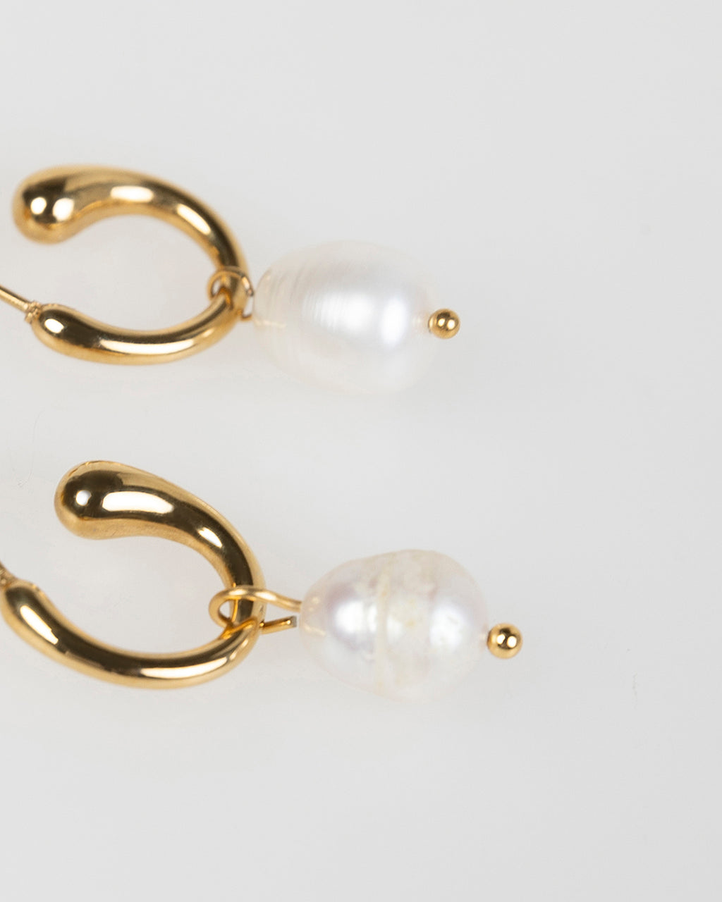 Pendientes de aro pequeño con perla