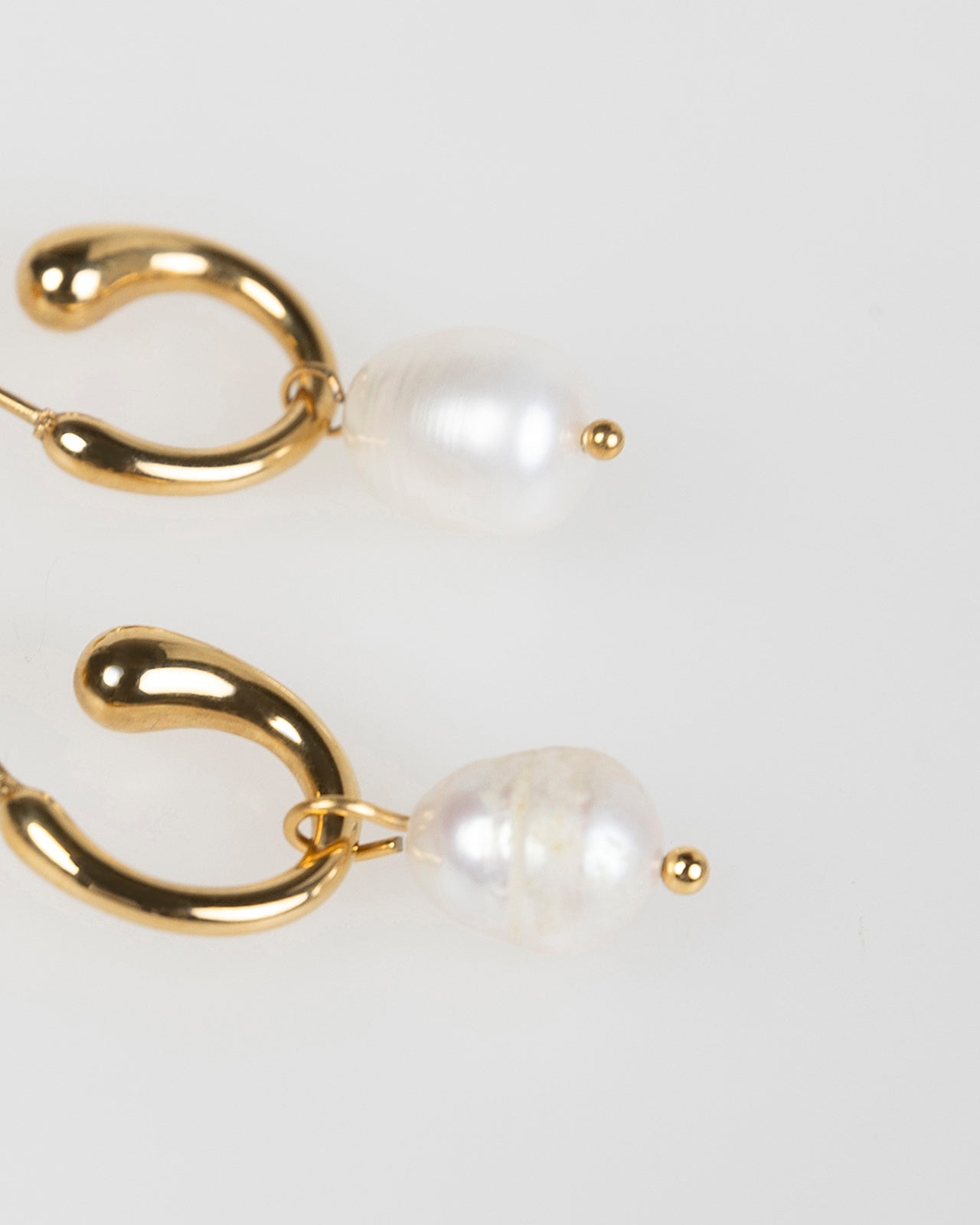 Pendientes de aro pequeño con perla