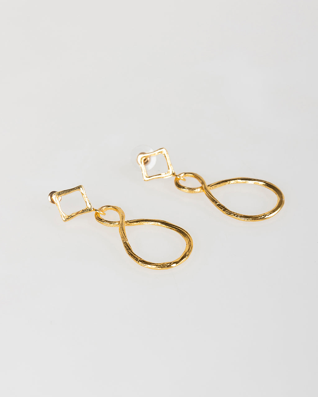 Pendientes largos dorados