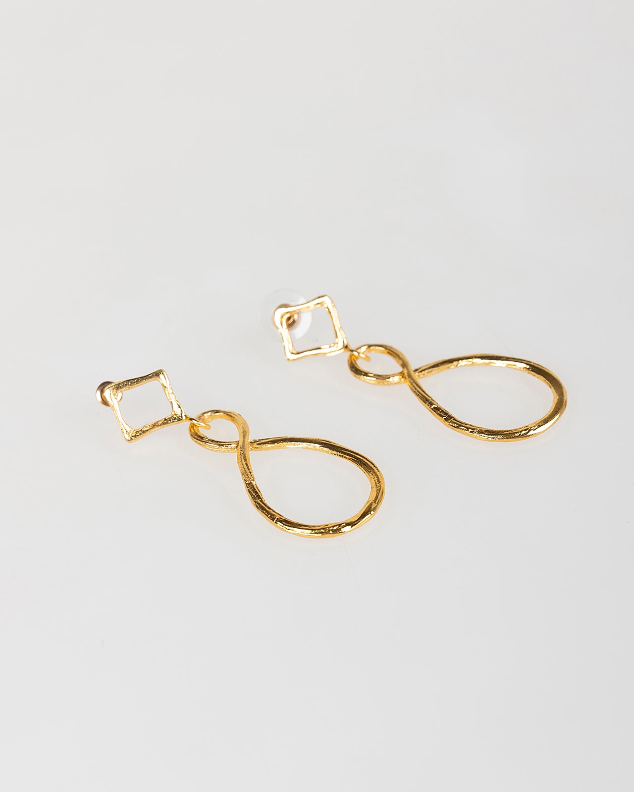Pendientes largos dorados