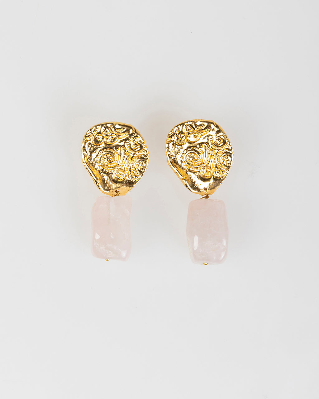 Pendientes dorados con piedra rosada