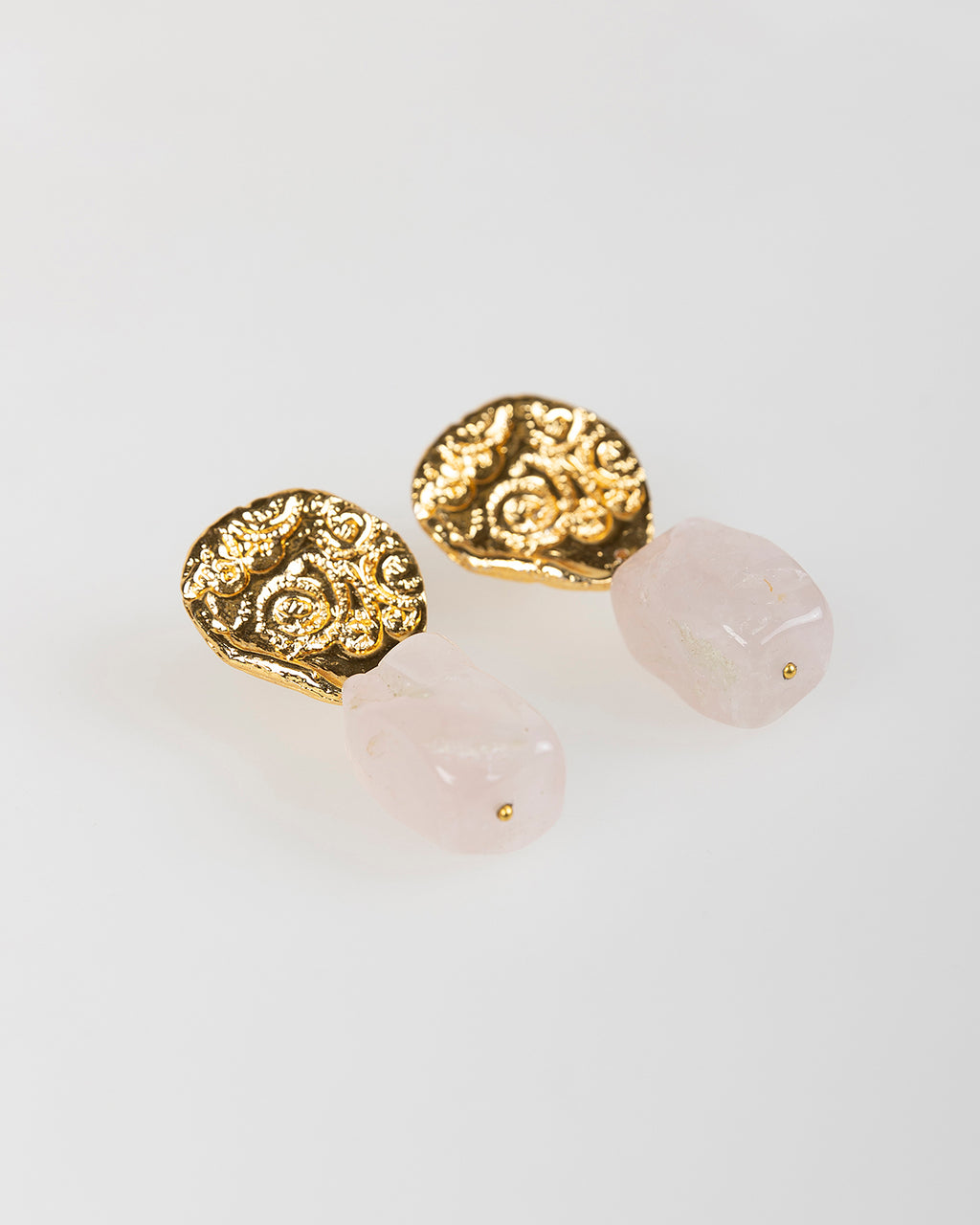 Pendientes dorados con piedra rosada