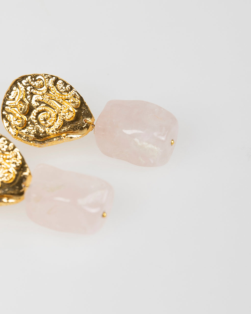 Pendientes dorados con piedra rosada
