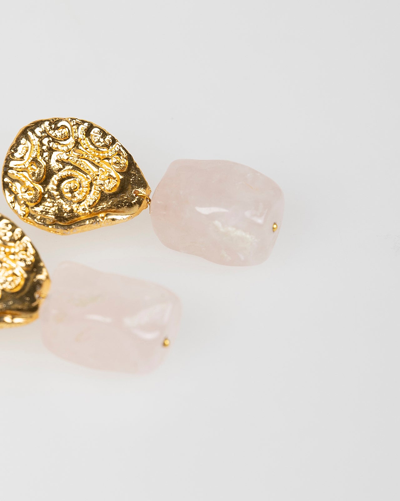 Pendientes dorados con piedra rosada